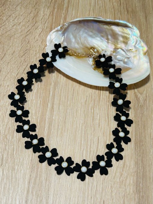 CHOKER CATIFEA CU FLORICELE ALBE