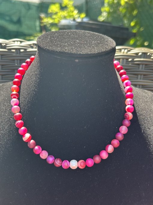 Colier handmade Agate Dantelate fucsia si perlă BELLAMY