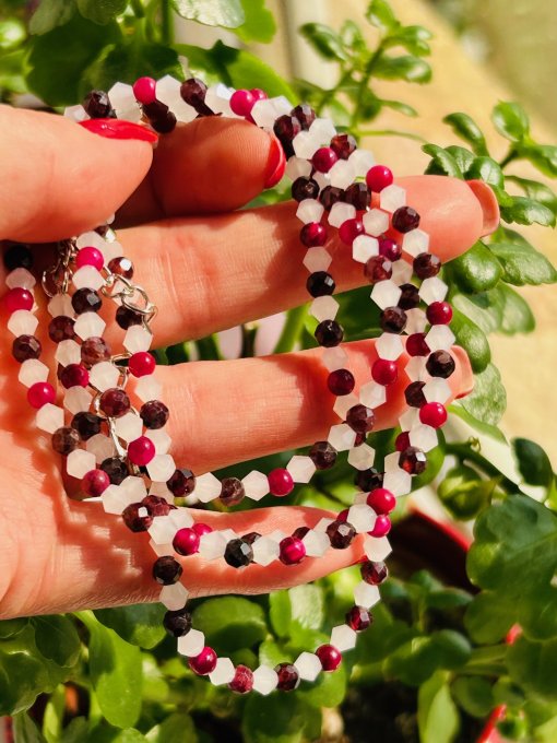 Colier handmade ochi de tigru fucsia si granat fațetat IZABELA